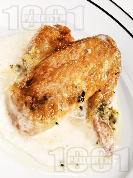 Печени пилешки крилца със синьо сирене, топено сирене и сметана на фурна - снимка на рецептата